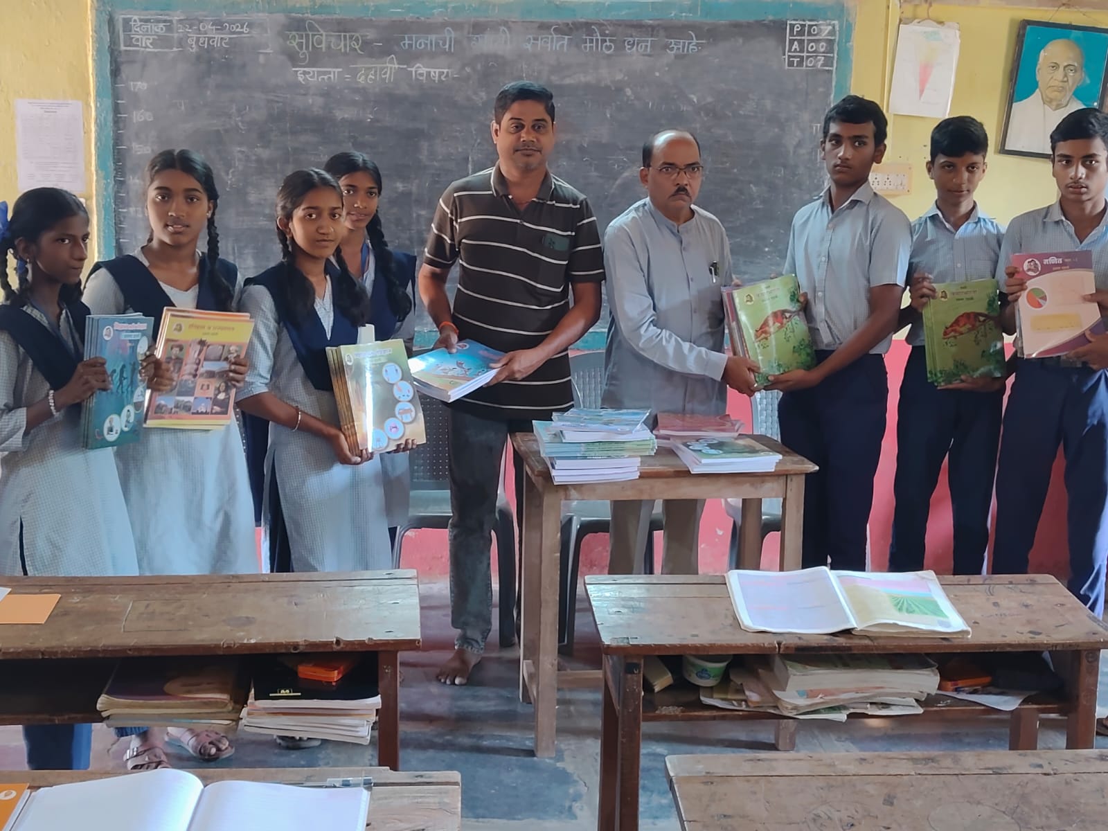 You are currently viewing माजी विद्यार्थ्यांकडून इयत्ता दहावीच्या विद्यार्थ्यांना पाठ्यपुस्तक संच भेट