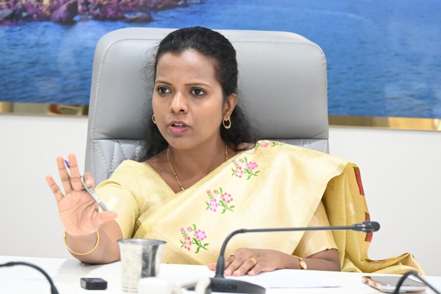 जिल्हाधिकारी तृप्ती धोडमिसे यांनी घेतला इंधन व गॅस पुरवठ्याचा सखोल आढावा