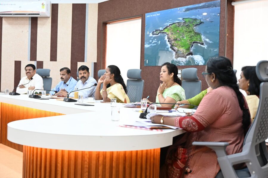 महसूल विषयक प्रलंबित प्रश्न सोडवून नागरिकांना अधिक सुलभ, पारदर्शक आणि जलद सेवा द्या