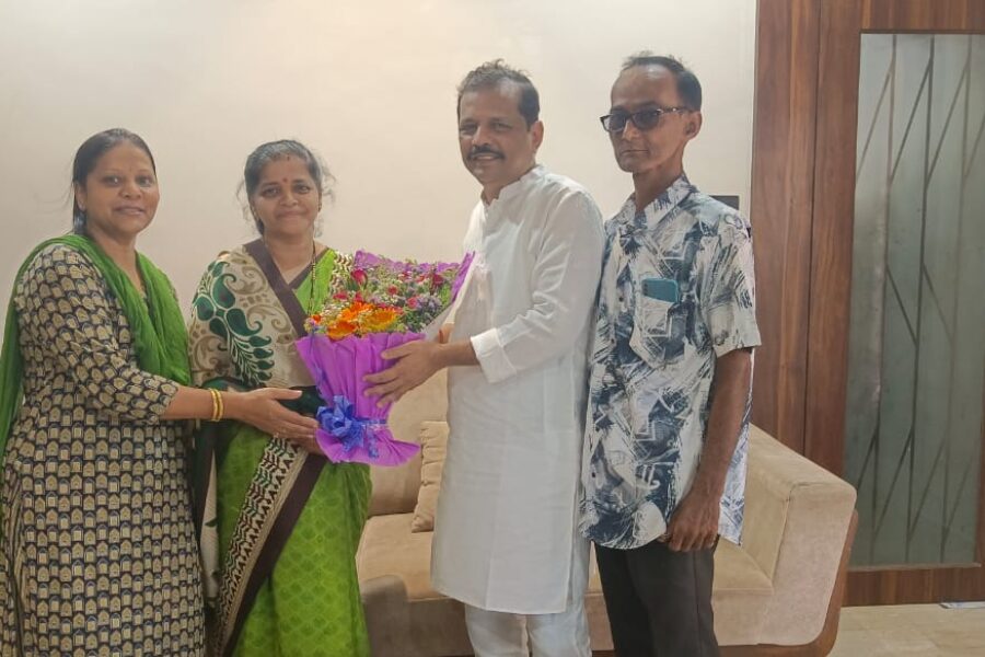 माजगाव सरपंच रंजना कानसे यांची शिवसेना जिल्हाप्रमुख संजू परब यांना सदिच्छा भेट