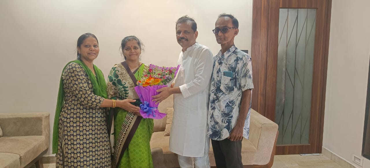 You are currently viewing माजगाव सरपंच रंजना कानसे यांची शिवसेना जिल्हाप्रमुख संजू परब यांना सदिच्छा भेट