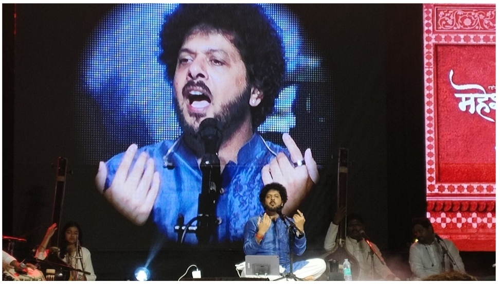 You are currently viewing स्वरांची जादू, भक्तीची अनुभूती – महेश काळेंच्या मैफलीने रसिक मंत्रमुग्ध!