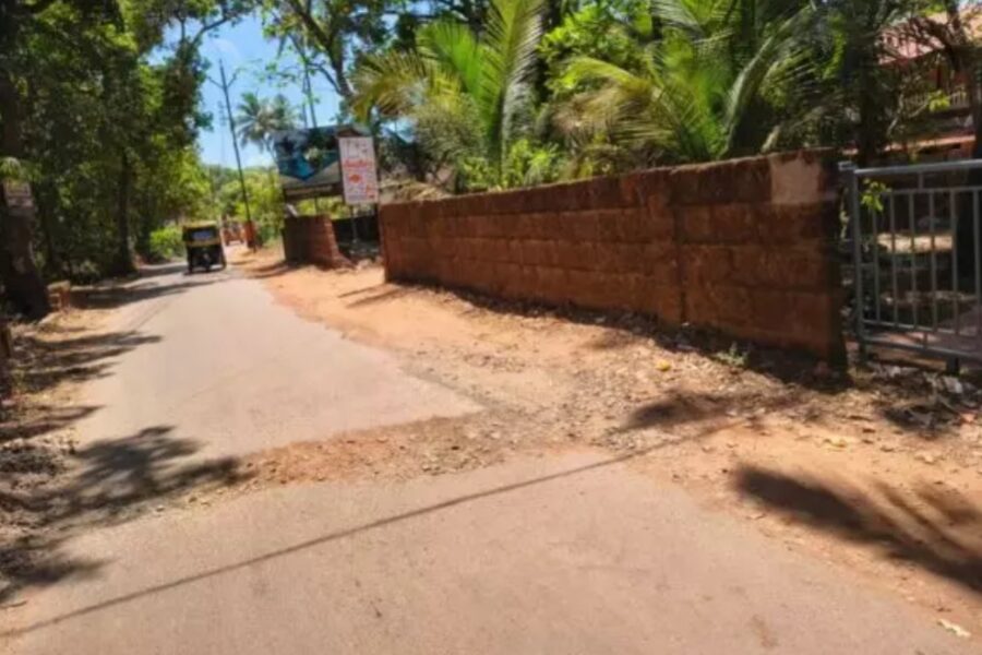 देवी केळबाई–तारकर्ली देवबाग रस्त्याची दुरवस्था; खोदकामामुळे अपघातांची मालिका