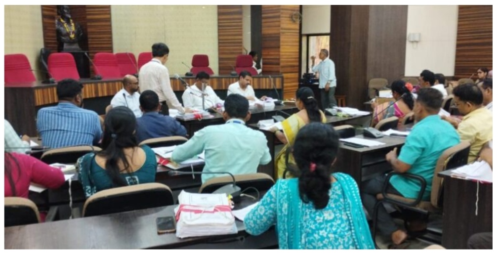 You are currently viewing जि.प. बांधकाम विभागाच्या सभेत अधिकाऱ्यांना धारेवर; सदस्य आक्रमक