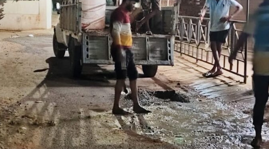 You are currently viewing प्रशासनाच्या हलगर्जीपणामुळे रस्त्यावर खड्डे; नगरसेवक देव्या सूर्याजींचा पुढाकार
