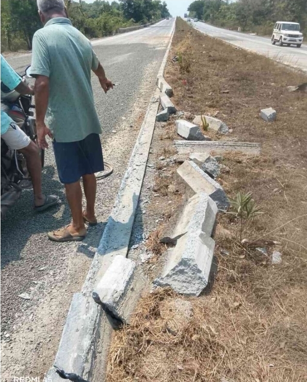 You are currently viewing टायर फुटल्याने डंपर पलटी; महामार्गावर वाहतूक खोळंबली