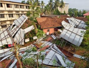 Read more about the article मध्यरात्रीच्या वादळाने सावंतवाडी हादरली; सुदैवाने जीवितहानी टळली