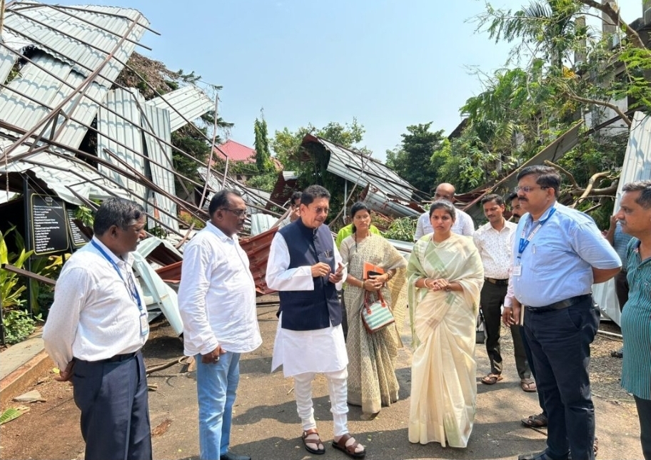 You are currently viewing वादळग्रस्त सावंतवाडीची केसरकरांकडून पाहणी; २१ ठिकाणी नुकसान