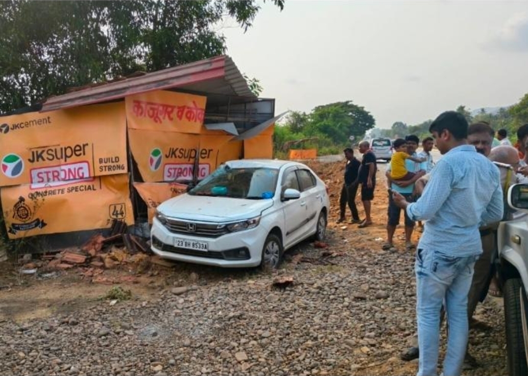 You are currently viewing मळगाव सुतारवाडी सर्कलवर भीषण अपघात; कार काजू स्टॉलमध्ये घुसली