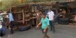 आंबोली मार्गावर दाणोली येथे ट्रक पलटी; वाहतूक काही काळ ठप्प