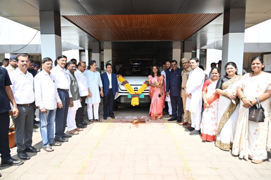 सिंधुदुर्ग जिल्हाधिकारी कार्यालयात पहिल्या ई-व्ही कारचे आगमन; हरित प्रशासनाकडे मोठे पाऊल