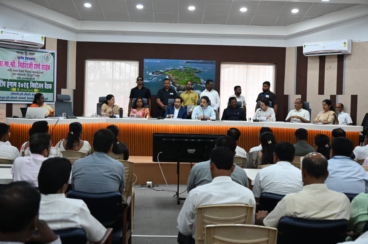 You are currently viewing शेतकऱ्यांना दिलासा देण्यासाठी पीक विमा प्रक्रियेला गती द्या – पालकमंत्री नितेश राणे यांचे निर्देश