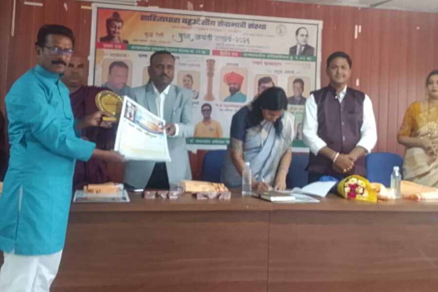 फुले,शाहू, आंबेडकर पुरस्काराने शाहीर मनोहर पवार सन्मानित