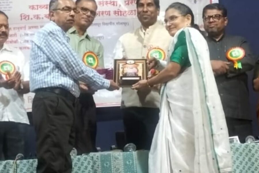 काव्यप्रेमी शिक्षक मंचच्या दशकपूर्ती सोहळ्यात कवयित्री प्रज्ञा घोडके यांना शी.क.बा. (शीघ्र कवींचा बादशहा) पुरस्कार प्रदान