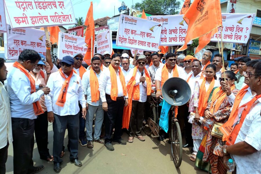 पेट्रोल-डिझेल दरवाढीविरोधात कुडाळात ठाकरे शिवसेनेचे जोरदार आंदोलन