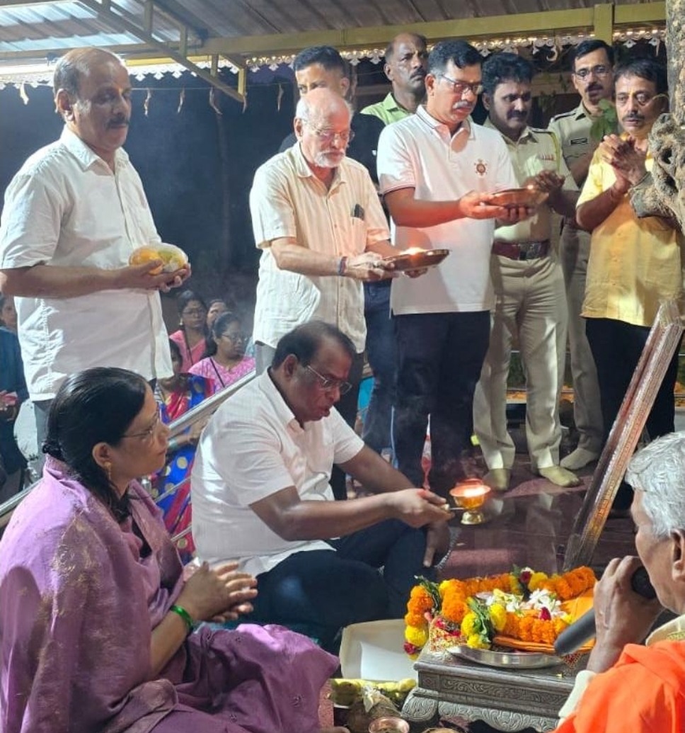 You are currently viewing सावंतवाडी पोलीस ठाण्यात श्री स्वामी समर्थ पादुकांचे भक्तीमय पूजन