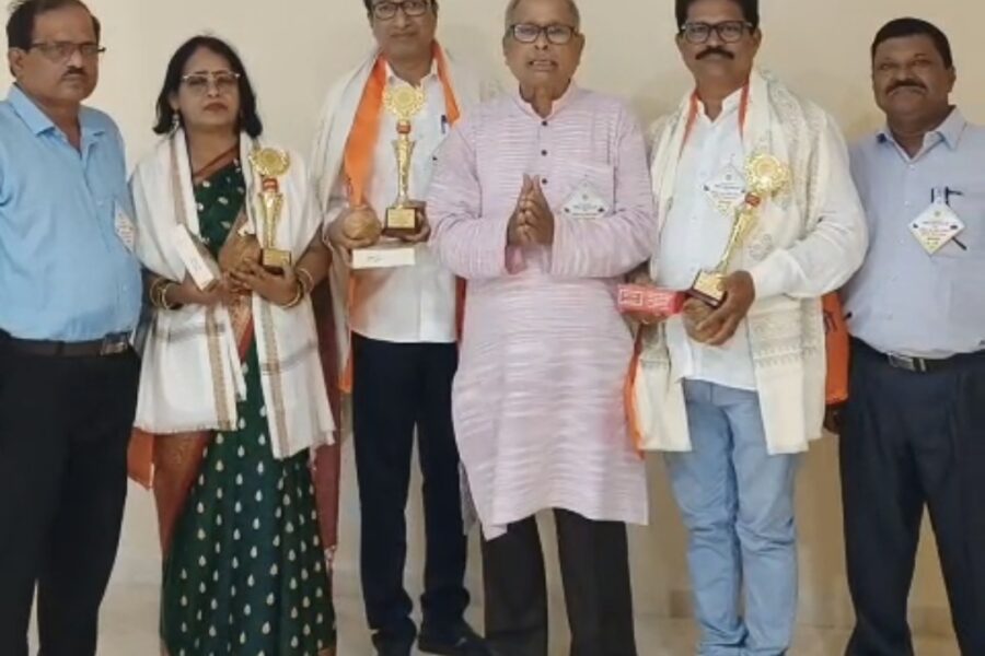 तितिक्षा आंतरराष्ट्रीय ग्रंथ पुरस्कार प्राप्त साहित्यिकांचा कोमसाप मालवण शाखेच्या वतीने तालुकाध्यक्ष सुरेश ठाकूर यांच्याकडून यथोचित सन्मान