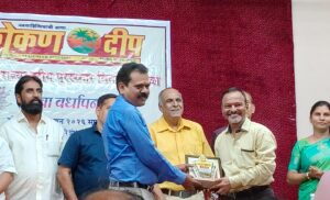 Read more about the article झाराप गावचे सुपुत्र श्री.लक्ष्मण कुशा पाटकर कोकणरत्न पुरस्काराने सन्मानित
