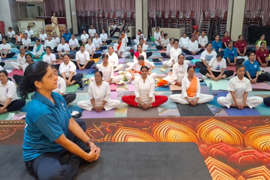 मुंबईसह महाराष्ट्रभर आंतरराष्ट्रीय योगदिन उत्साहात साजरा