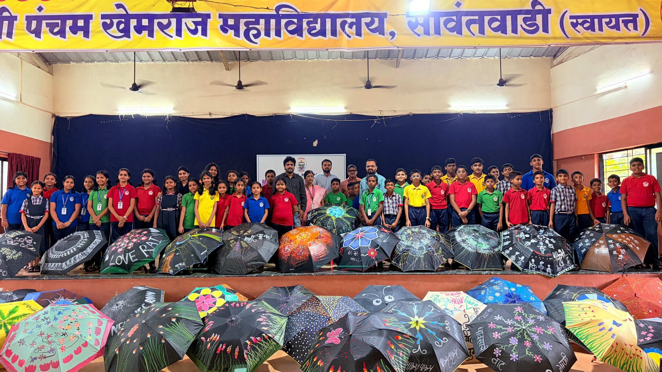 You are currently viewing मदर क्वीन्स इंग्लिश स्कूलच्या विद्यार्थ्यांनी अनुभवला रंगांचा अनोखा कलाविष्कार!