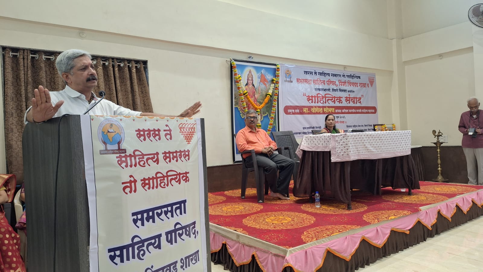 You are currently viewing “समाज जीवनाच्या घुसळणीतून नवनीत म्हणून पुढे येते तेच असते साहित्य ” – योगेश सोमण यांचे विचार!