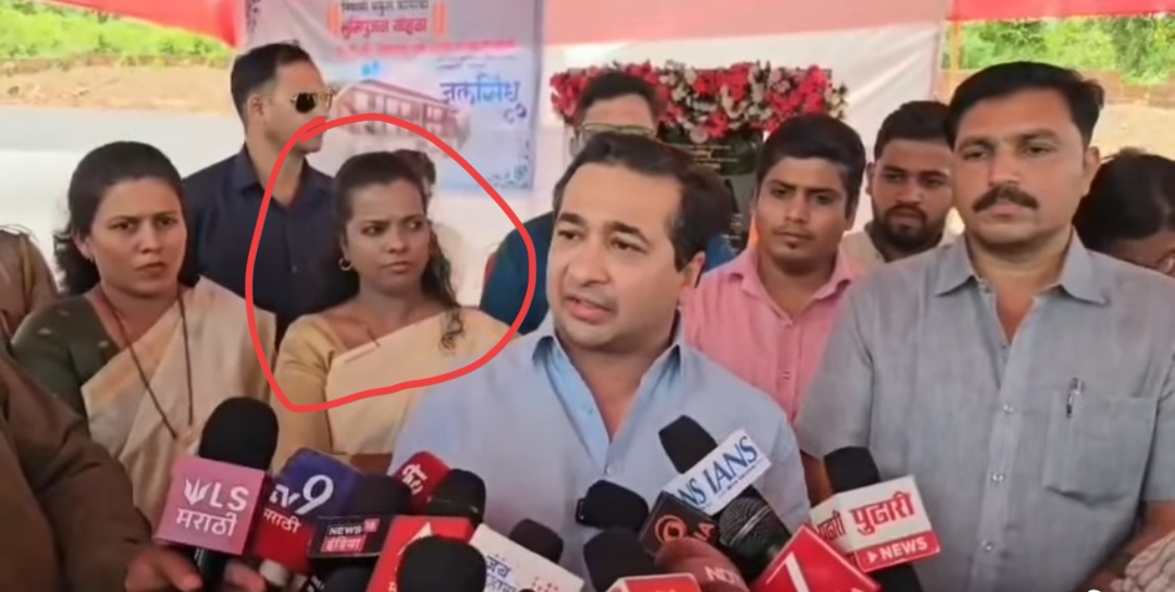 You are currently viewing पालकमंत्र्यांच्या प्रेसमध्ये जिल्हाधिकारी कार्यकर्त्यांच्या की, प्रशासनाच्या भूमिकेत…???