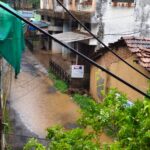 गटारांकडे दुर्लक्ष; मुख्याधिकाऱ्यांच्या कार्यालयात चिखल ओतण्याचा इशारा