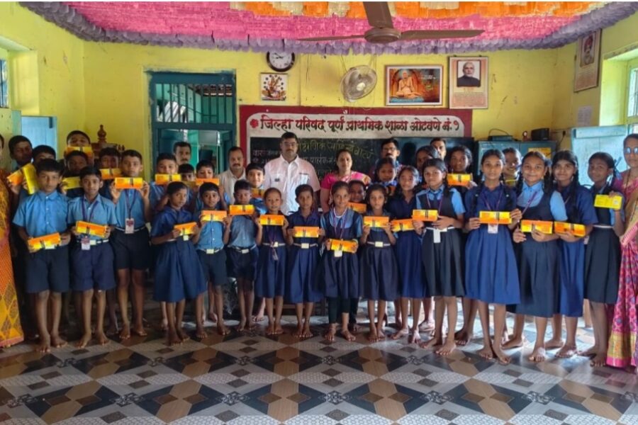 पालकमंत्री नितेश राणे यांच्या वाढदिवसानिमित्त विद्यार्थ्यांना शैक्षणिक साहित्याचे वाटप