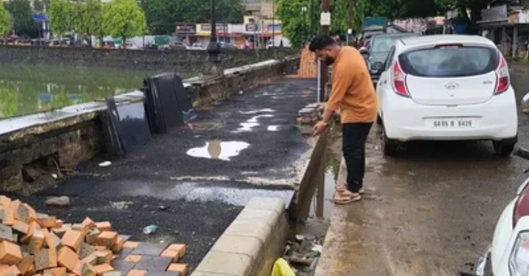 You are currently viewing मोती तलाव परिसरातील फुटपाथ कामावर प्रश्नचिन्ह; निकृष्ट कामाबाबत नगरसेवक देव्या सुर्याजी यांचा आरोप