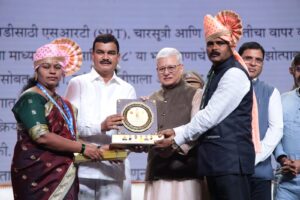 Read more about the article प्रयोगशील शेतीची राज्याने घेतली दखल; महेश संसारे यांना ‘वसंतराव नाईक शेतीनिष्ठ शेतकरी पुरस्कार’