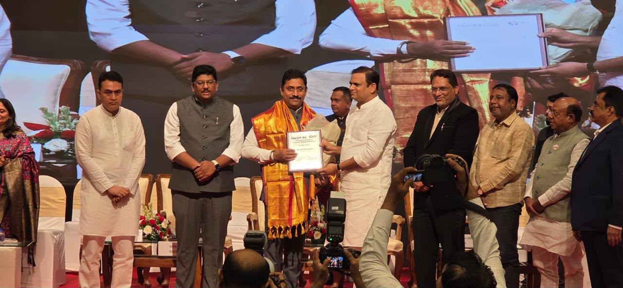 You are currently viewing उद्योजकांच्या समस्या मार्गी लावण्यासाठी कटिबद्ध; कोकणच्या विकासासाठी रोडमॅप सादर करणार – डॉ. संतोष राणे