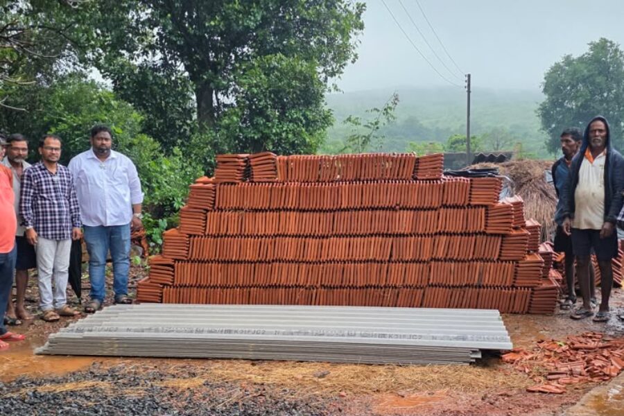 चक्रीवादळग्रस्त चौकुळ-बेरडकीतील कुटुंबांना भाजपकडून पत्रे व कौलांचे वाटप