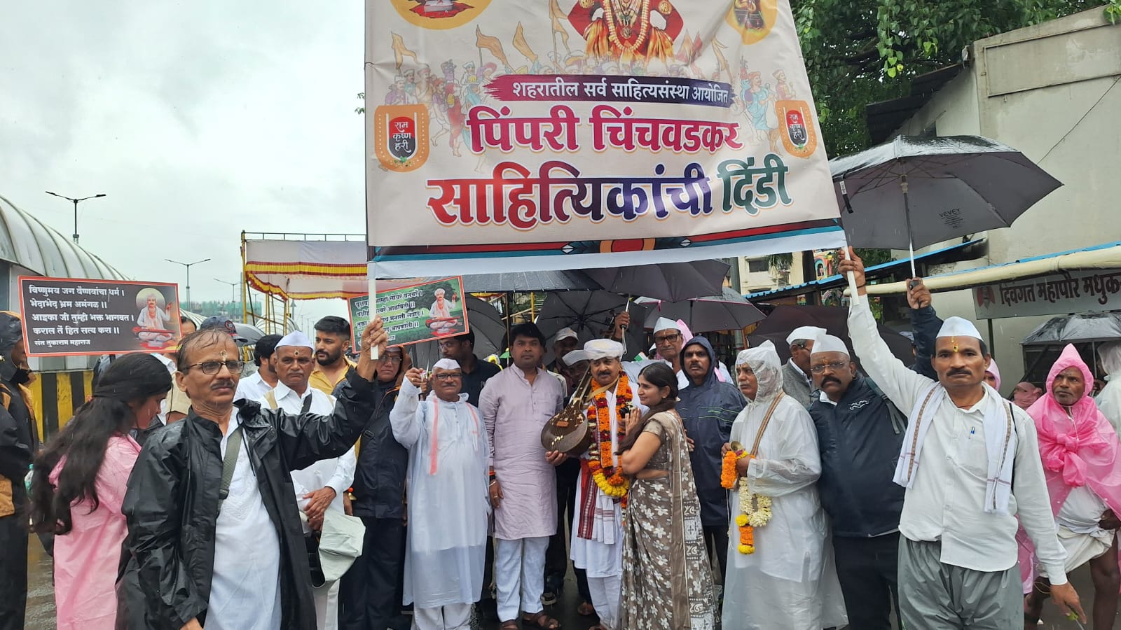 You are currently viewing पिंपरी चिंचवडकर साहित्यिकांची दिंडी जगद्गुरु श्री संत तुकोबारायांच्या पालखी सोहळ्यात सहभागी