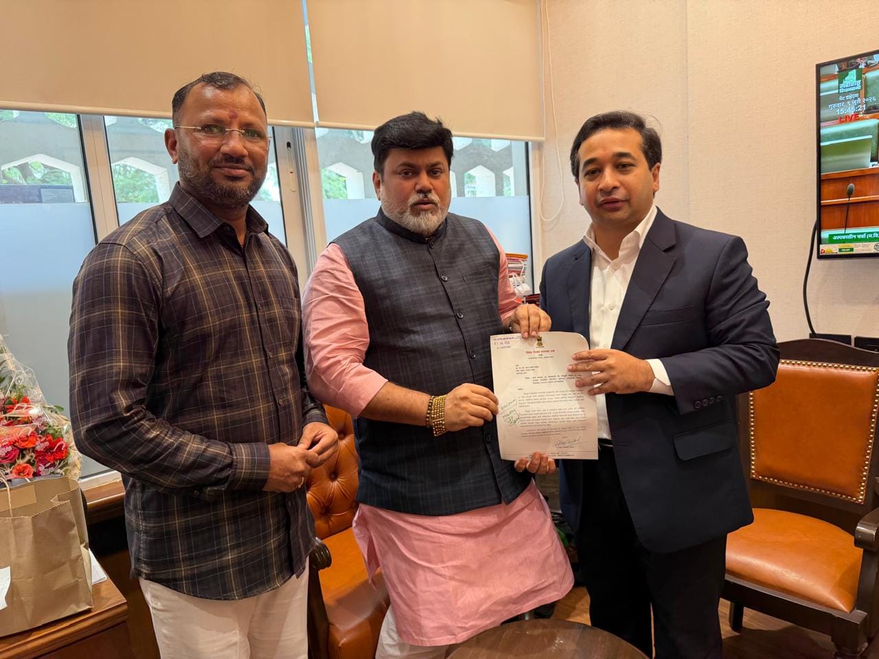 You are currently viewing स्थानिक युवकांच्या रोजगारासाठी नाधवडे MIDC ची मागणी; उद्योग मंत्री उदय सामंत यांच्या दालनात मंत्री नितेश राणेंची चर्चा