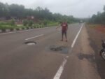 ओसरगाव सलोनी हॉटेलजवळ महामार्गावर भलेमोठे खड्डे; शिवसेनेचा आंदोलनाचा इशारा