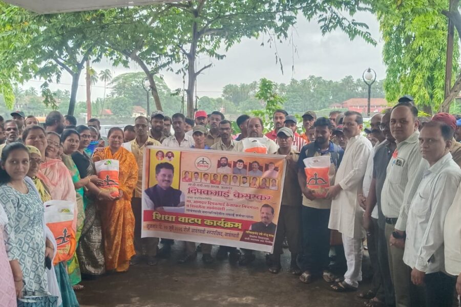 आम. दीपकभाई केसरकर यांच्या वाढदिवसानिमित्त सफाई कर्मचाऱ्यांना धान्य वाटप