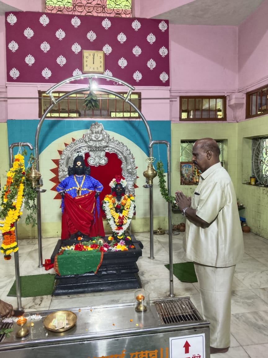 You are currently viewing जागतिक शांतता, आरोग्य व समृद्धीसाठी विठ्ठल-रुक्मिणी चरणी राजू मसूरकर यांची प्रार्थना