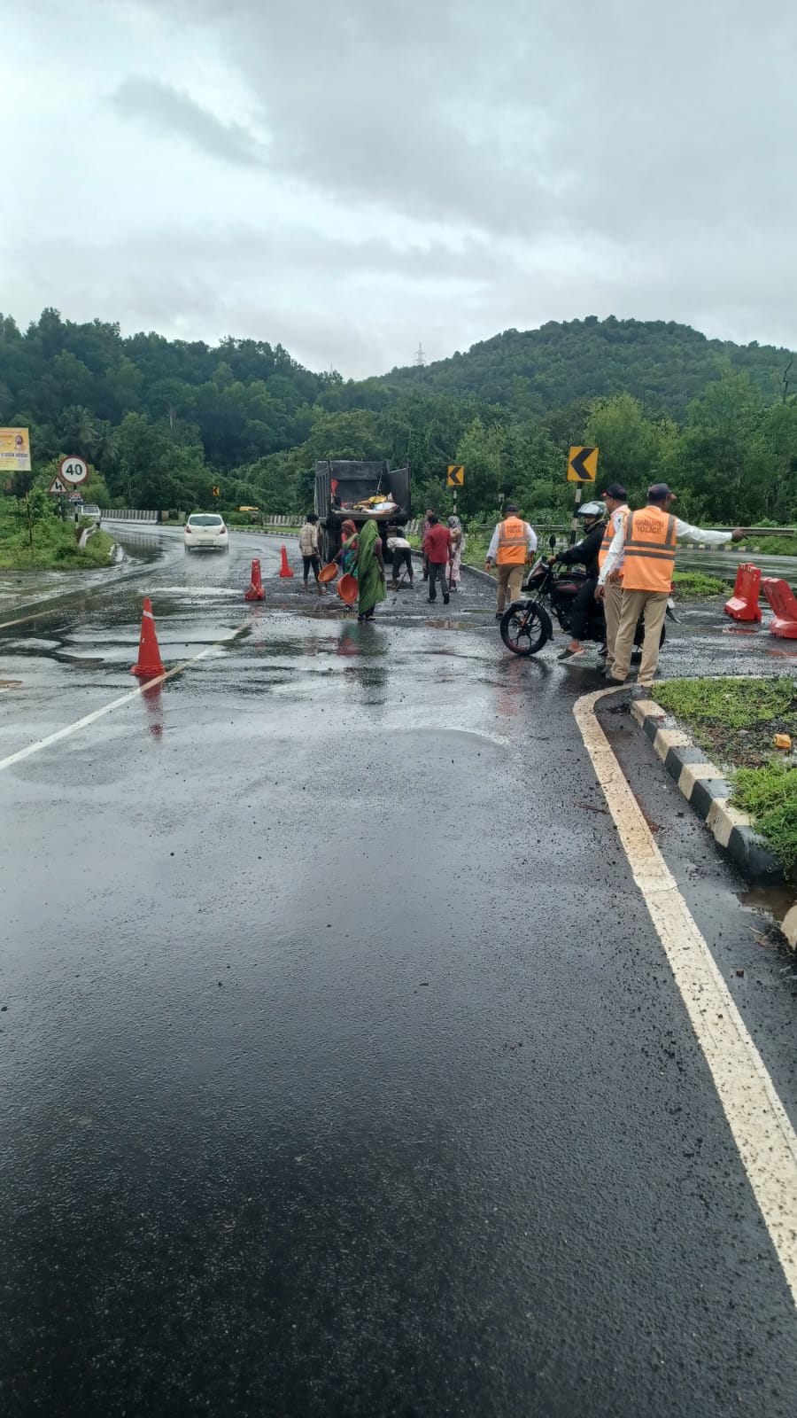 You are currently viewing महामार्गावरील खड्डे तात्पुरते बुजवले, कायमस्वरूपी काँक्रीट पॅचवर्कची मागणी