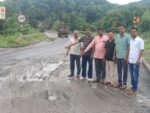 ओसरगाव परिसरातील धोकादायक रस्त्याची ग्रामस्थांकडून पाहणी; रस्ता रोको आंदोलनाचा इशारा