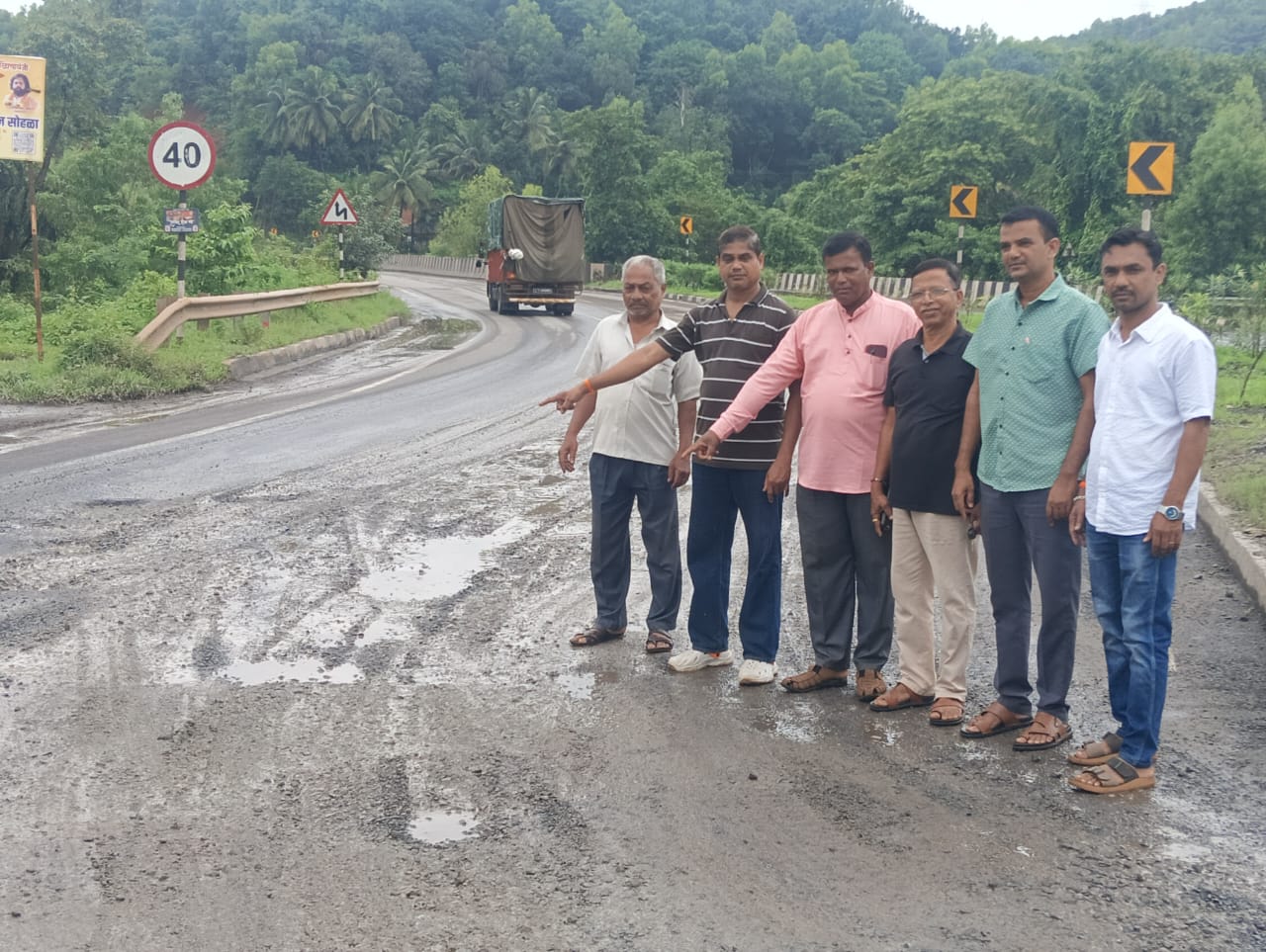 You are currently viewing ओसरगाव परिसरातील धोकादायक रस्त्याची ग्रामस्थांकडून पाहणी; रस्ता रोको आंदोलनाचा इशारा