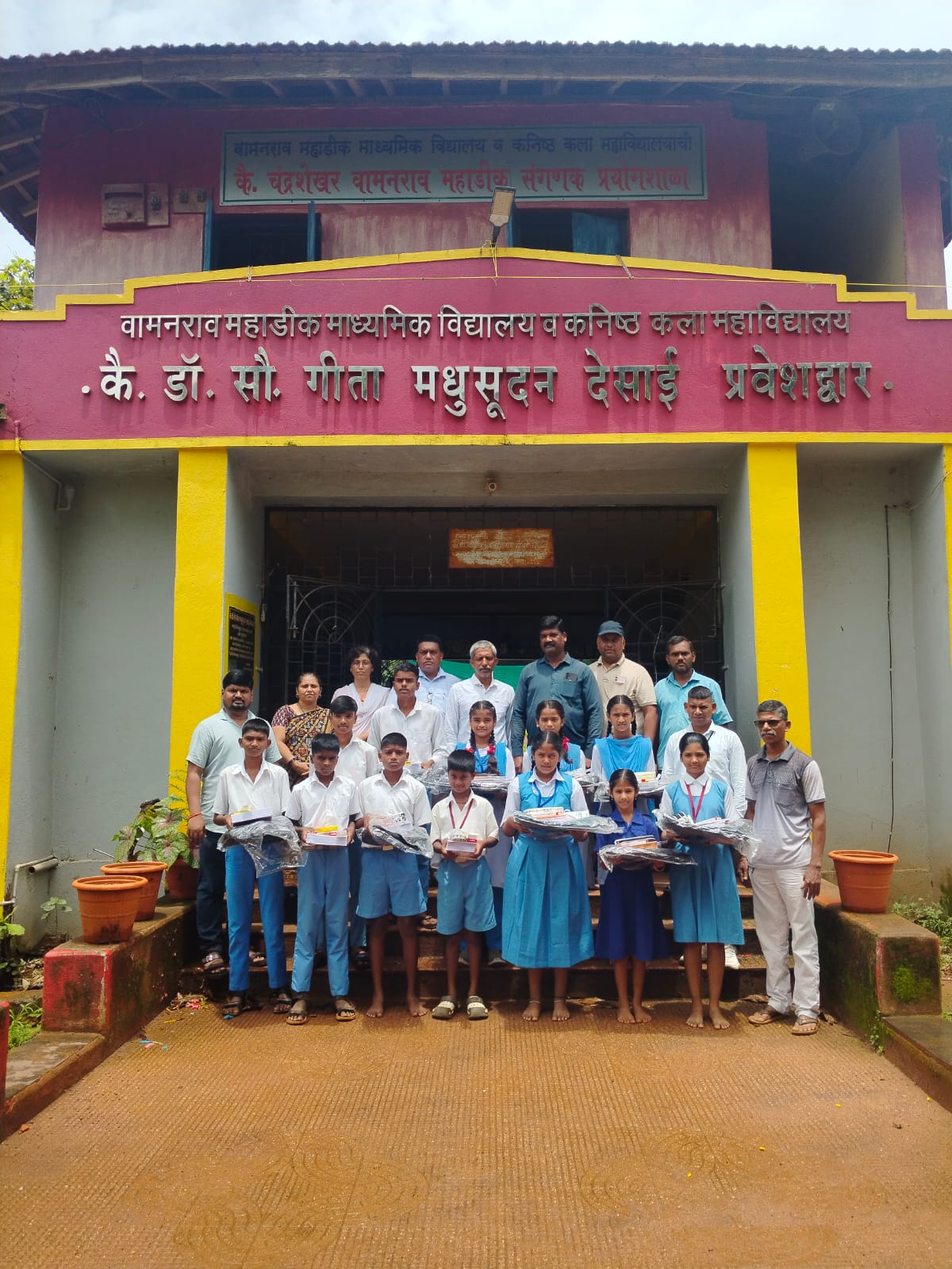 You are currently viewing माजी विद्यार्थ्यांचा अनुकरणीय उपक्रम