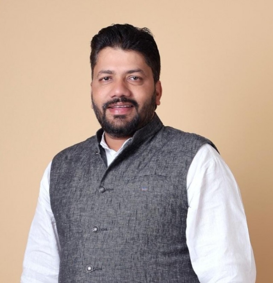 You are currently viewing शिवसेना युवा नेते दिनेश गावडे यांच्या वाढदिवसानिमित विविध सामाजिक उपक्रमांचे आयोजन