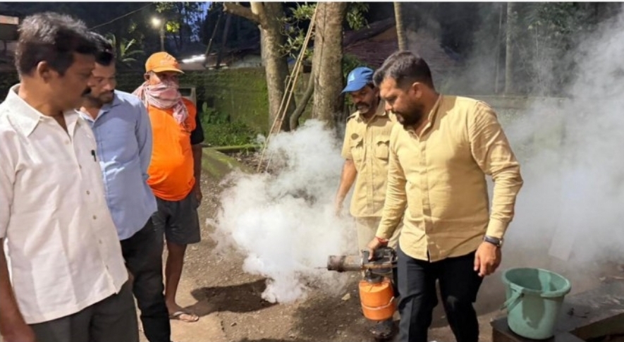 You are currently viewing कुडाळ एसटी बसस्थानकात नगरसेवक मंदार शिरसाट यांच्याकडून डास प्रतिबंधक फवारणी