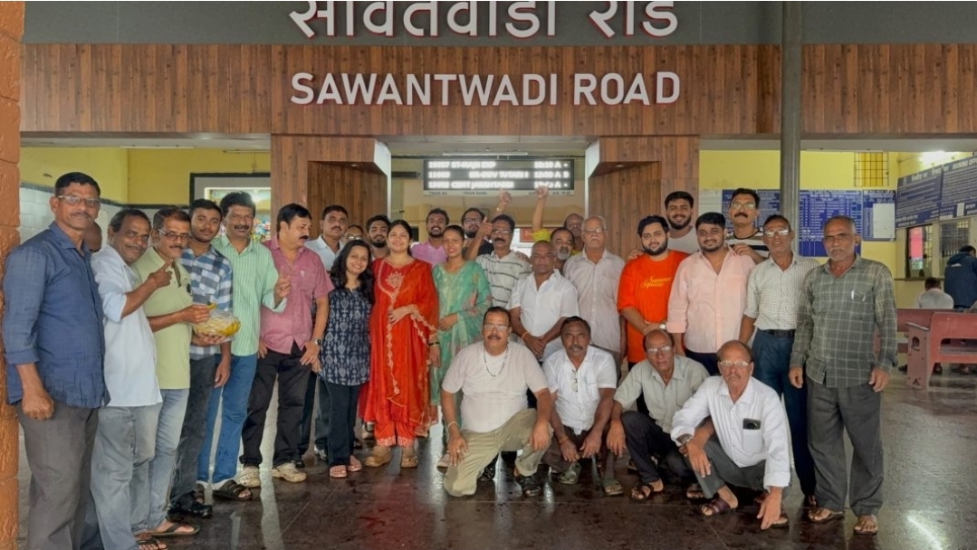 You are currently viewing सावंतवाडी रेल्वे स्थानकावर मंगळूरू एक्स्प्रेसचे जल्लोषात स्वागत