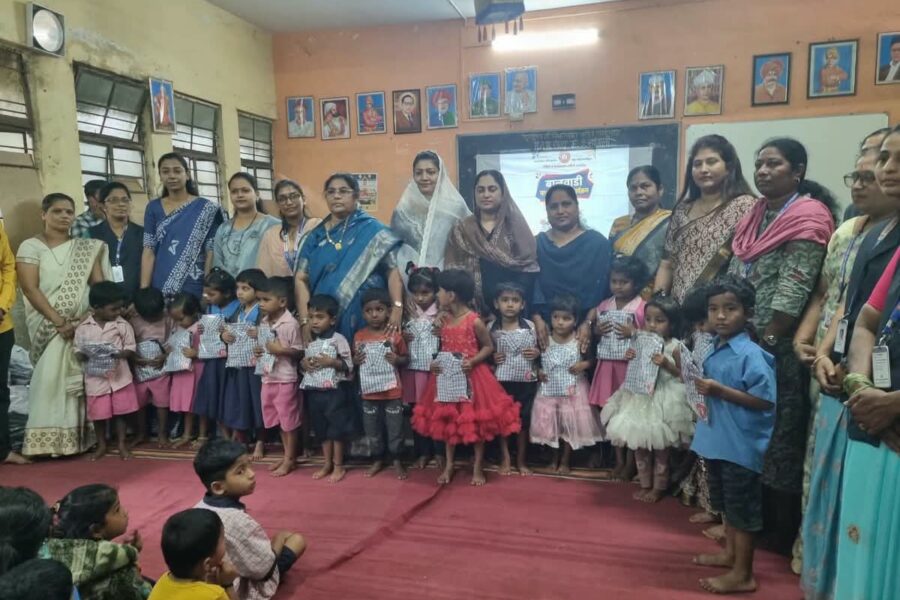 स्वातंत्र्य दिनानिमित्त चिमुकल्यांना शालेय गणवेशाची भेट