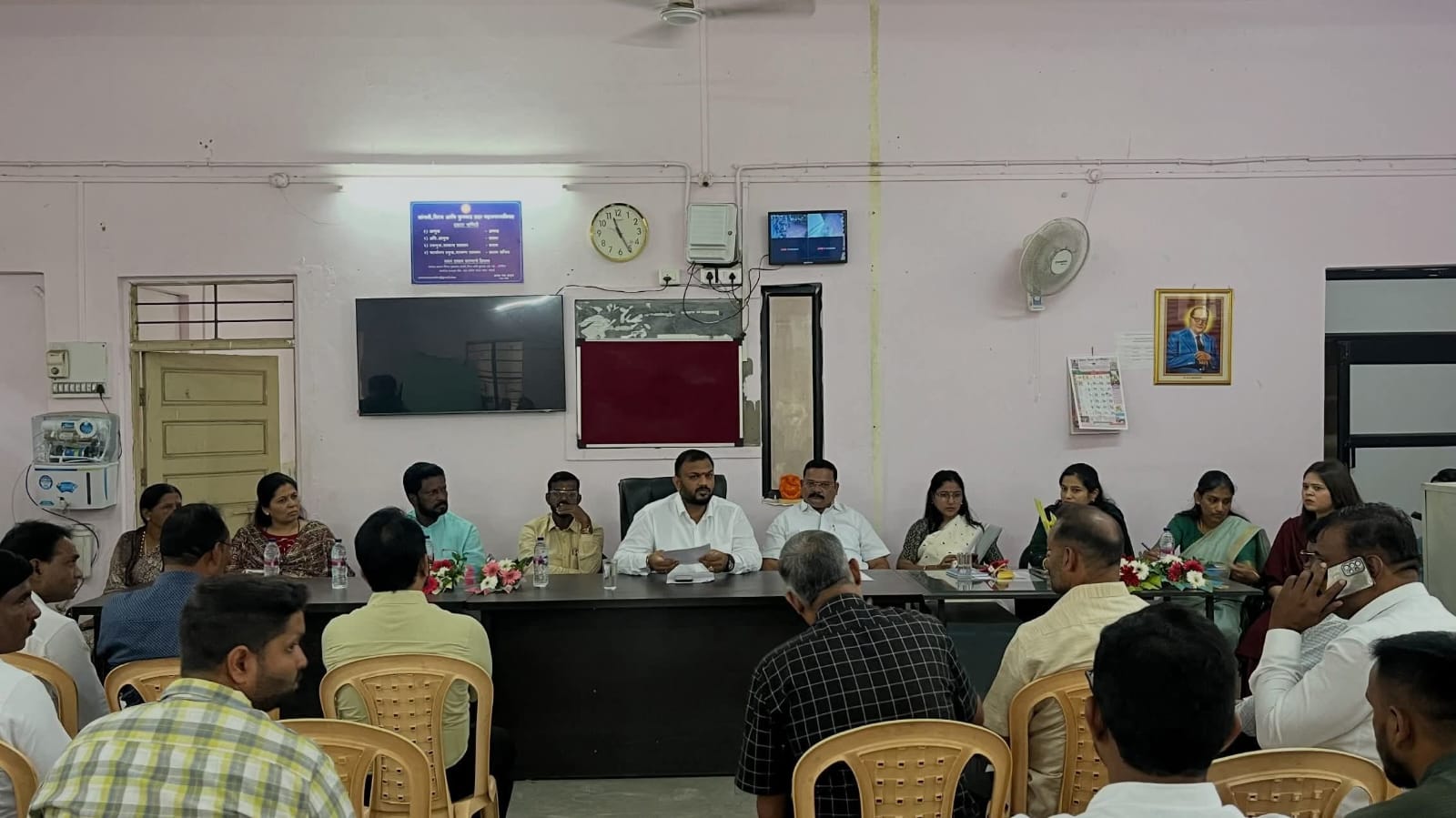 You are currently viewing ‘प्रत्यक्ष घटनास्थळी जाऊन तक्रारी सोडविण्यावर आमचा भर’ – महापौर धीरज सूर्यवंशी