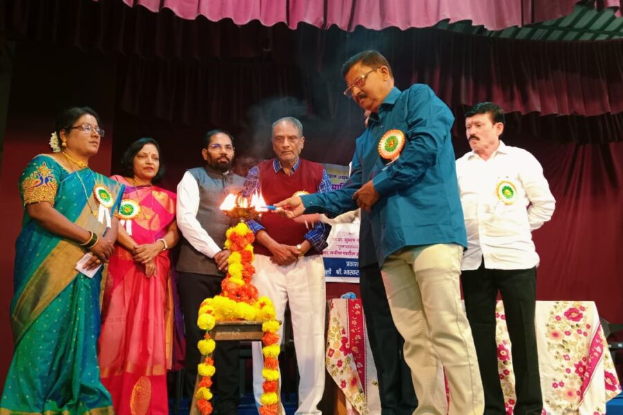 लेखकाने निर्भय होऊन वास्तव लिहले पाहिजे 