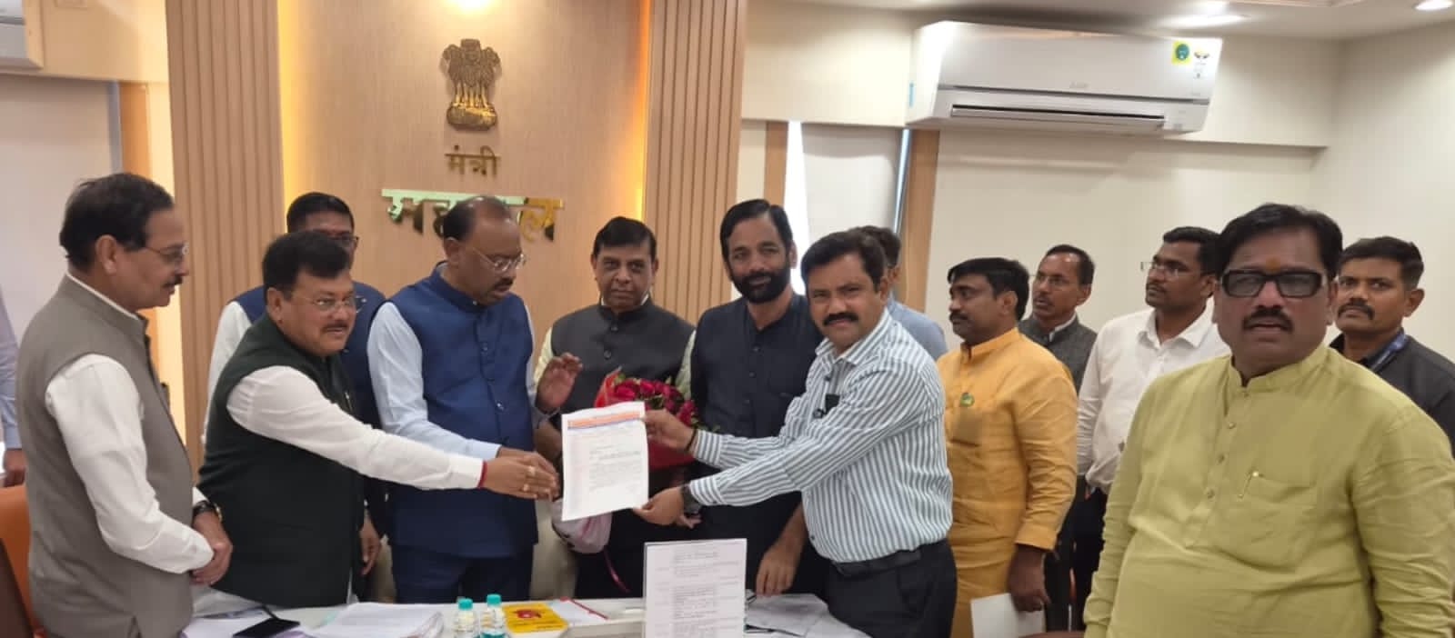 You are currently viewing विशेष मतदार पुनर्निरीक्षणाचे काम करणाऱ्या कर्मचाऱ्यांना ४५ दिवसांची विशेष नैमित्तिक रजा व मानधनात वाढ द्या