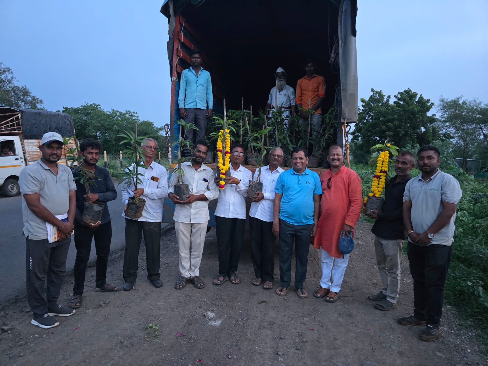 You are currently viewing उमरगा तालुक्यातील बळीराजासाठी एक हजार रोपांची मदत