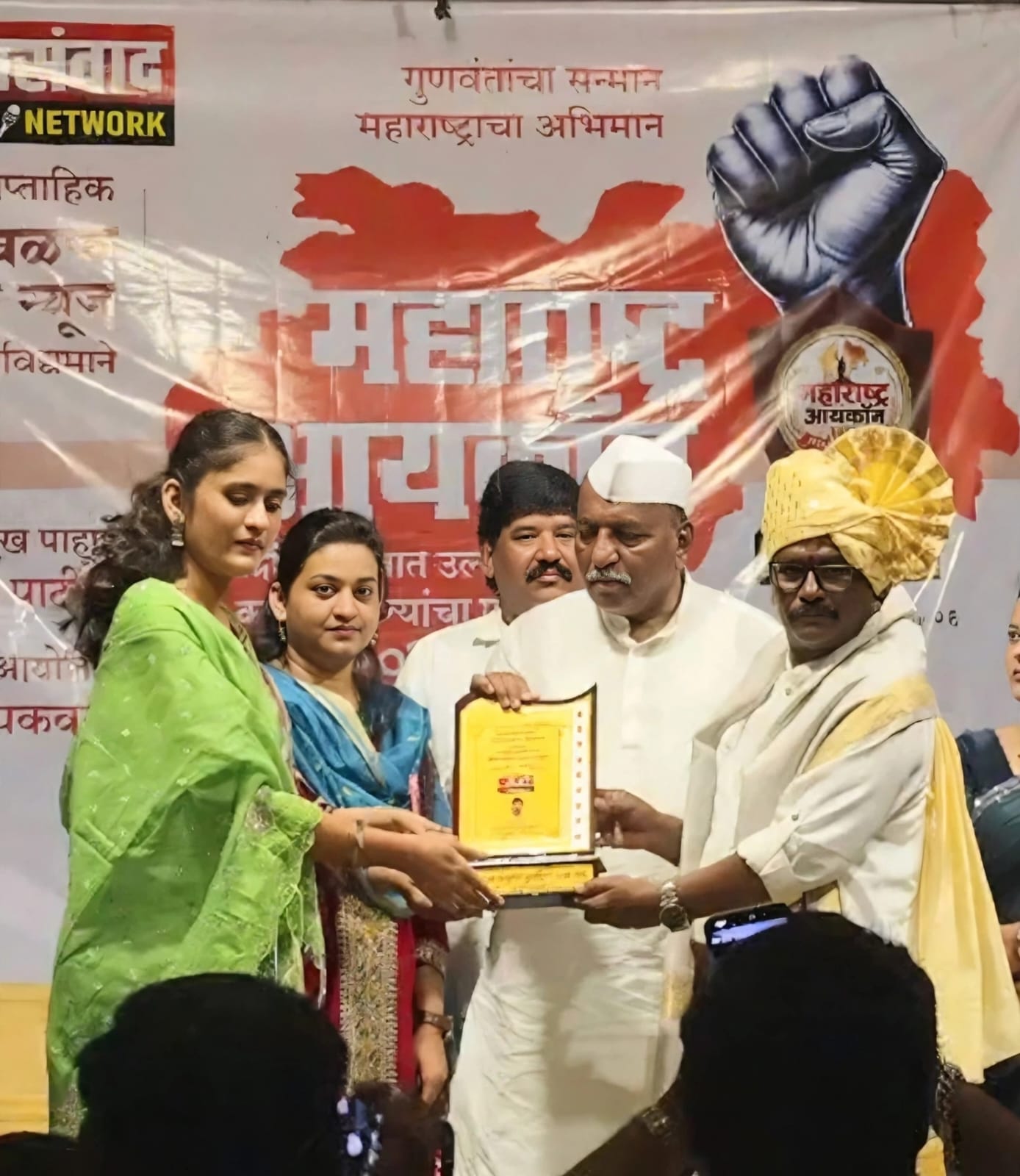 You are currently viewing महाराष्ट्र आयकॉन २०२६ पुरस्कार विनोद अष्टुळ यांना प्राप्त